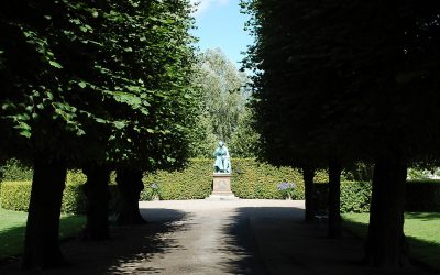 1280px-Statue_of_Hans_Christian_Andersen._Kongens_Have_(King's_Gardens)._Copenhagen,_Denmark,_Northern_Europe