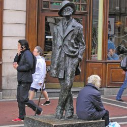 800px-JamesJoyceStatue