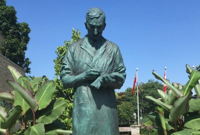 Frederick_Banting_statue_Banting_House Frederick_Banting_statue_Banting_House